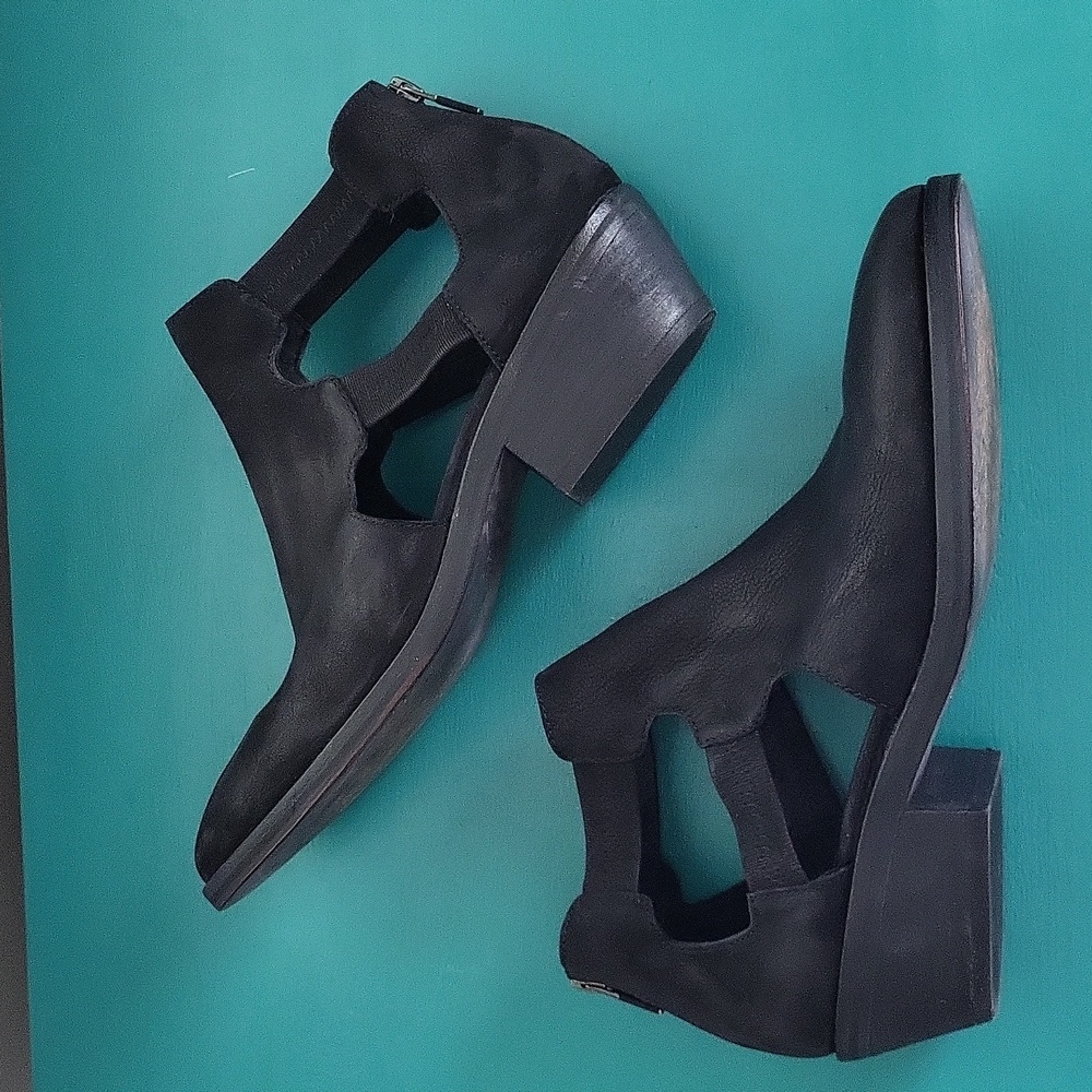 LAST CHANCE: Eileen Fisher Leather Vanda Cutout Ankle Bootie - Black -9 - Picture 2 of 7